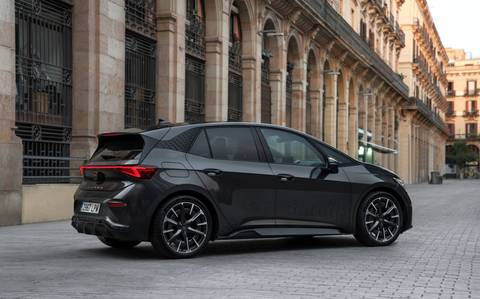 Boost-Funktion am Lenkrad: Der Cupra Born wird noch sportlicher