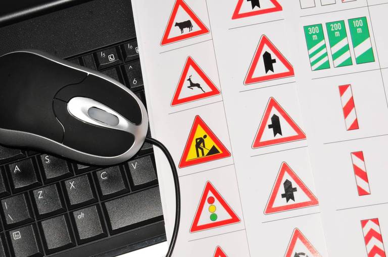 So schaffen Sie die theoretische Führerscheinprüfung