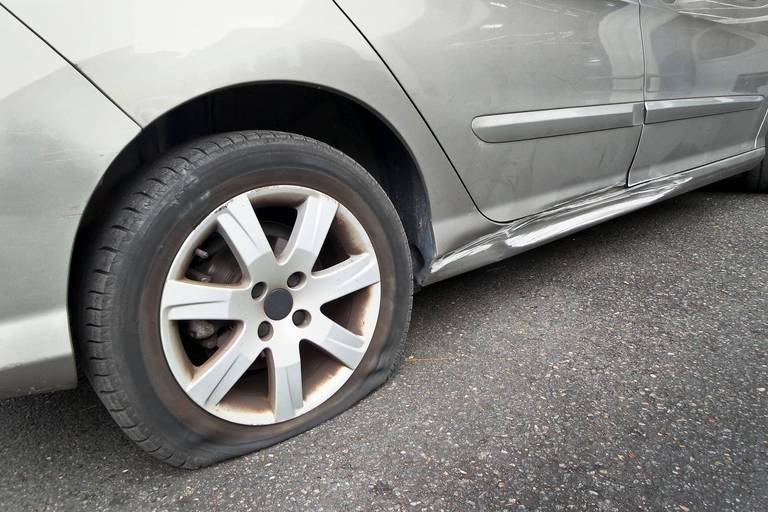 Das richtige Verhalten bei einem Reifenplatzer