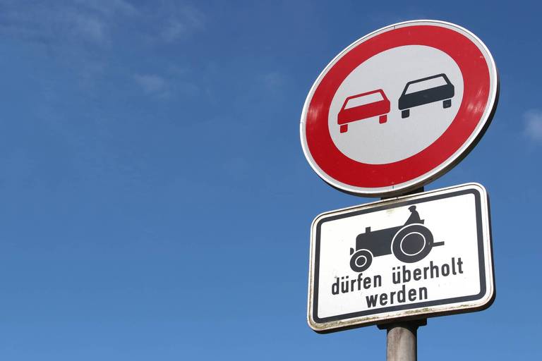 Überholverbot: Sinn und Folgen bei Missachtung