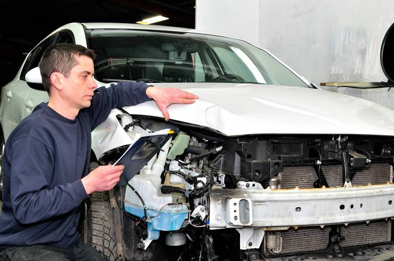 Blechschäden reparieren: Diese Möglichkeiten haben Sie