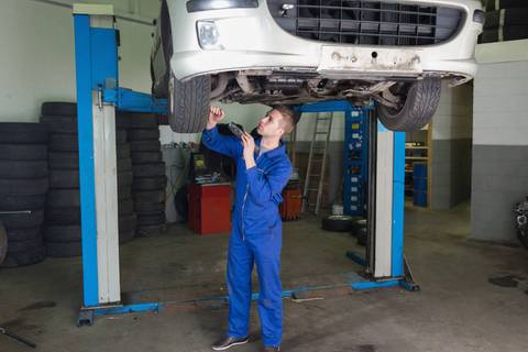 Wenn es beim Fahren klappert und rumpelt: Das können die Ursachen sein