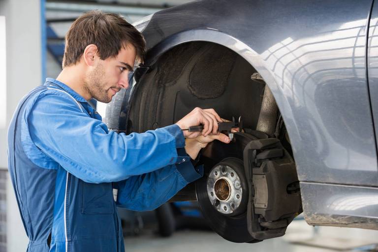 So prüfen Sie die Bremsbeläge Ihres Autos