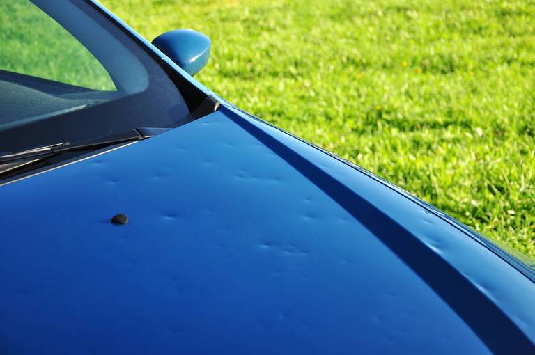 Beulen und Dellen aus der Motorhaube entfernen