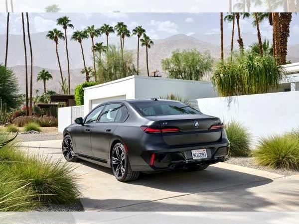 BMW i7