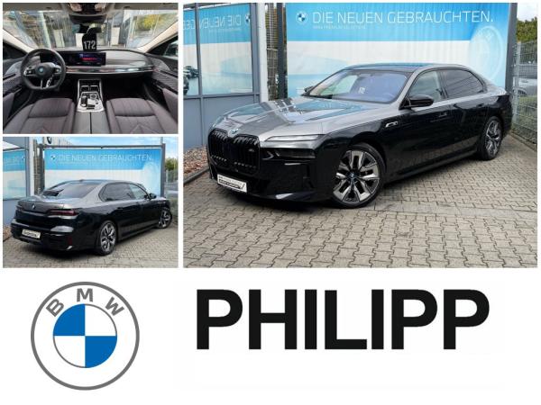 M70 xDrive M Permance Two-Tone B&W TV Lounge